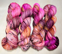Afbeelding in Gallery-weergave laden, Wild Cherry Blossom Deluxe Sock 

