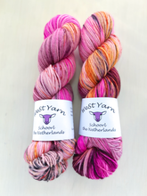 Afbeelding in Gallery-weergave laden, Wild Cherry Blossom Deluxe Sock 
