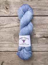 Afbeelding in Gallery-weergave laden, Frost Merlin - WeStYarn
